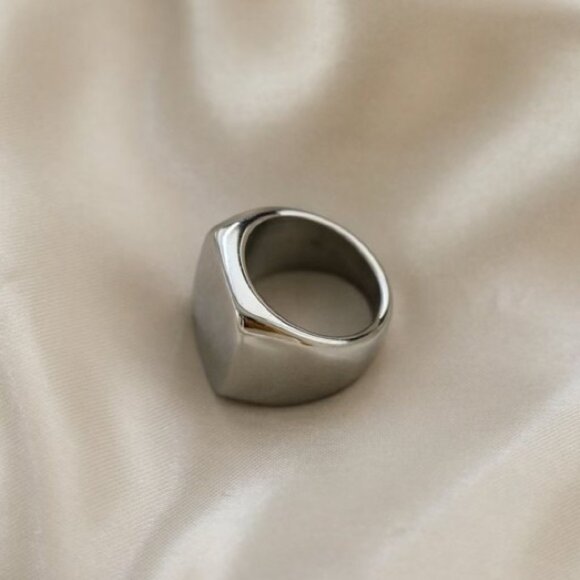 Elegant Silver Women's Ring - Picture 3 of 5